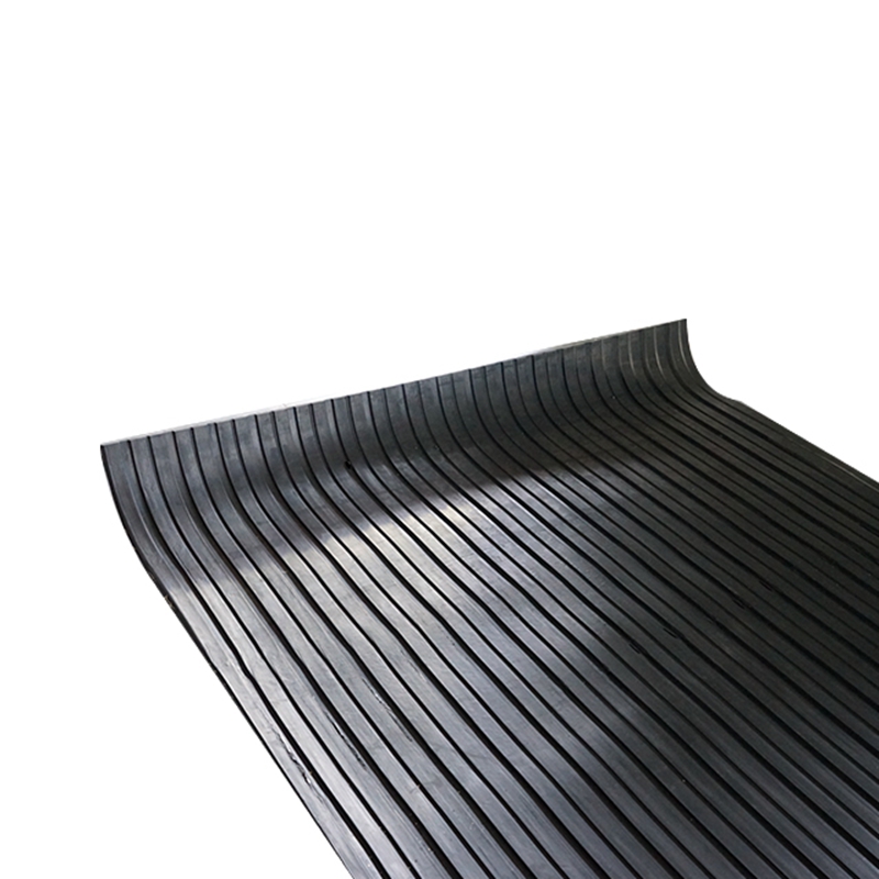 Tapis de stalle en caoutchouc à barre plate