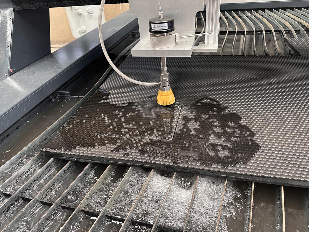Machine de coupe à jet d'eau de précision